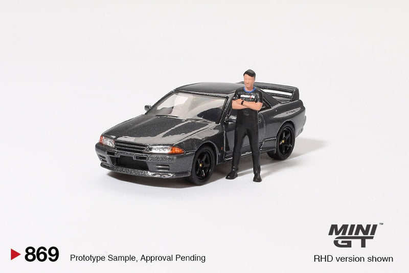 Chargez l'image dans la visionneuse de la galerie, NISSAN SKYLINE GT-R (R32) NISMO NISMO GUNMETAL AVEC FIGURINE TSUGIO MATSUDA 1992 MINI GT 1:64
