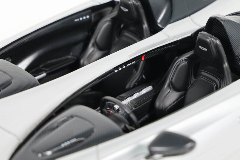 Chargez l'image dans la visionneuse de la galerie, Aston Martin V12 SPEEDSTER 2021 ARGENTÉ GT SPIRIT 1:18
