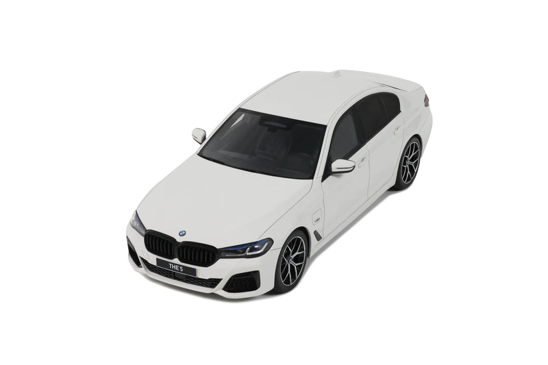 Load image into Gallery viewer, Bmw 545E X DRIVE SALOON M SPORT ALPINE WHITE III 2023 GT SPIRIT 1:18

