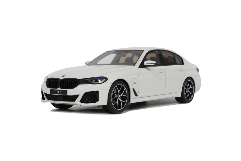 Load image into Gallery viewer, Bmw 545E X DRIVE SALOON M SPORT ALPINE WHITE III 2023 GT SPIRIT 1:18
