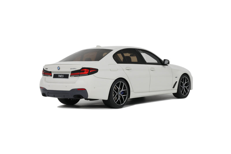 Load image into Gallery viewer, Bmw 545E X DRIVE SALOON M SPORT ALPINE WHITE III 2023 GT SPIRIT 1:18
