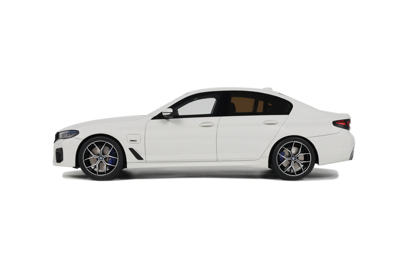 Load image into Gallery viewer, Bmw 545E X DRIVE SALOON M SPORT ALPINE WHITE III 2023 GT SPIRIT 1:18
