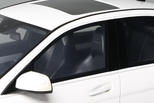 Mercedes-Benz C63 AMG DIAMOND WHITE 2007 GT SPIRIT 1:18