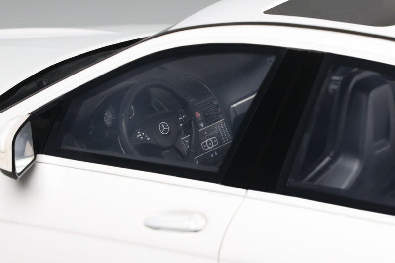 Load image into Gallery viewer, Mercedes-Benz C63 AMG DIAMOND WHITE 2007 GT SPIRIT 1:18
