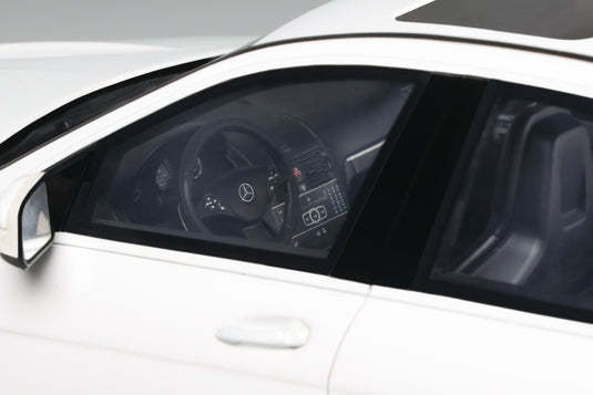 Mercedes-Benz C63 AMG DIAMOND WHITE 2007 GT SPIRIT 1:18