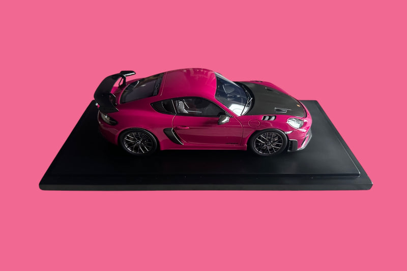 Load image into Gallery viewer, Porsche 718 CAYMAN GT4 RS (982) Purple with Case - LIMITED EDITION 718 pieces - PORSCHE DEALERMODEL 1:18
