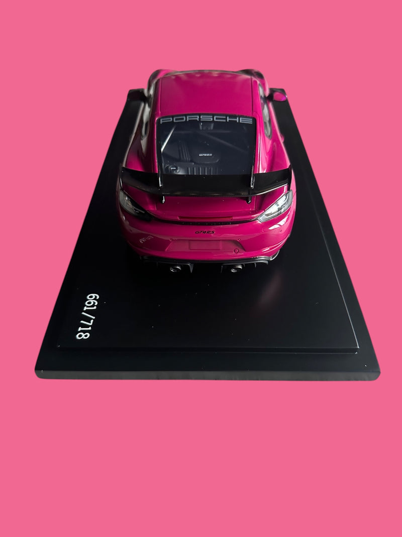 Load image into Gallery viewer, Porsche 718 CAYMAN GT4 RS (982) Purple with Case - LIMITED EDITION 718 pieces - PORSCHE DEALERMODEL 1:18
