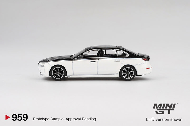 Load image into Gallery viewer, Bmw I7 XDRIVE60 ALPINE WHITE / BLACK SAPPHIRE 2024 (LHD) MINI GT 1:64

