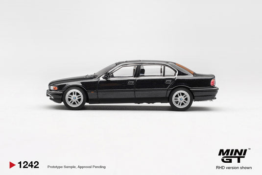 BMW 750IL (E38) BLACK SAPPHIRE 1999 MINI GT 1:64