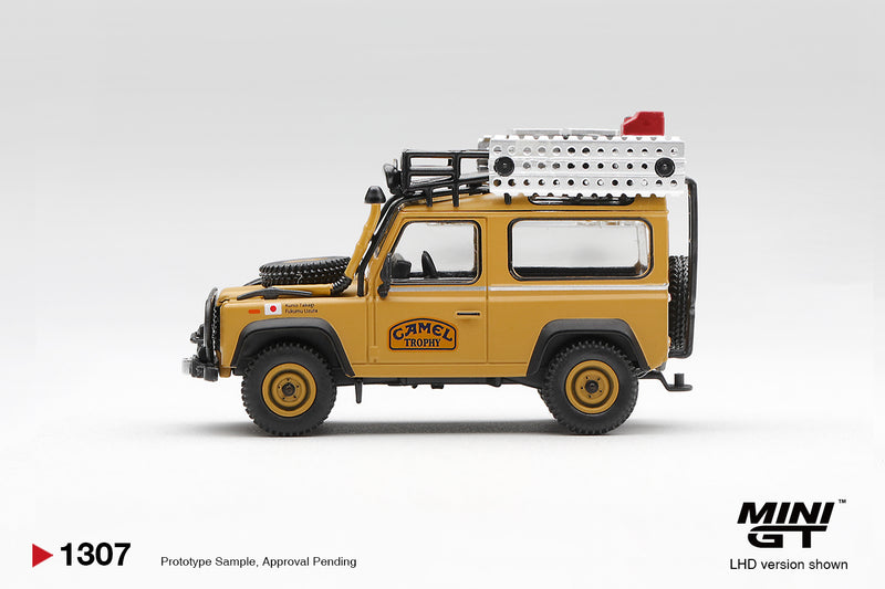 Chargez l'image dans la visionneuse de la galerie, LAND ROVER DEFENDER 90 ÉQUIPE CAMEL TROPHY JAPON CAMEL TROPHY BORNEO 1985 MINI GT 1:64
