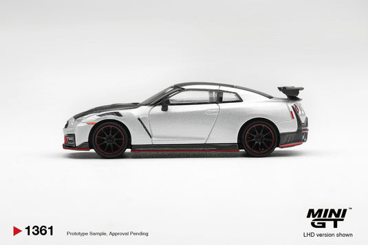 NISSAN GT-R R35 NISMO SILVER METALLIC 2024 MINI GT 1:64