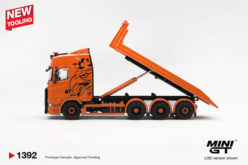 Chargez l'image dans la visionneuse de la galerie, SCANIA 770S B8X4NA HOOKLIFT FLATBED ORANGE 2025 MINI GT 1:64
