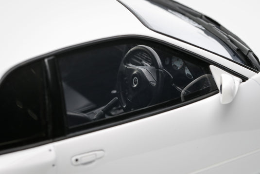 Nissan SKYLINE GT-R (BNR34) BY KRC PEARL WHITE QX1 2019 OTTOmobile 1:18