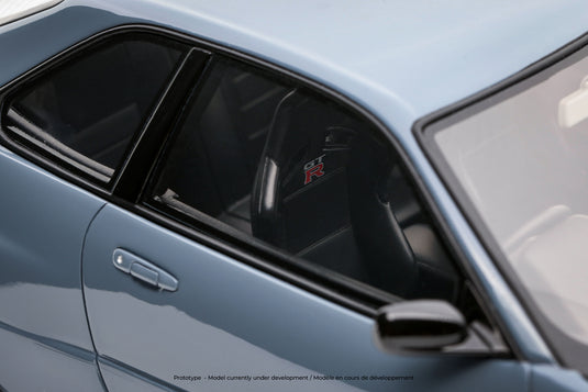 NISSAN SKYLINE GT-R (BNR34) WITH BODY KIT GRIS 2025 OTTOmobile 1:18