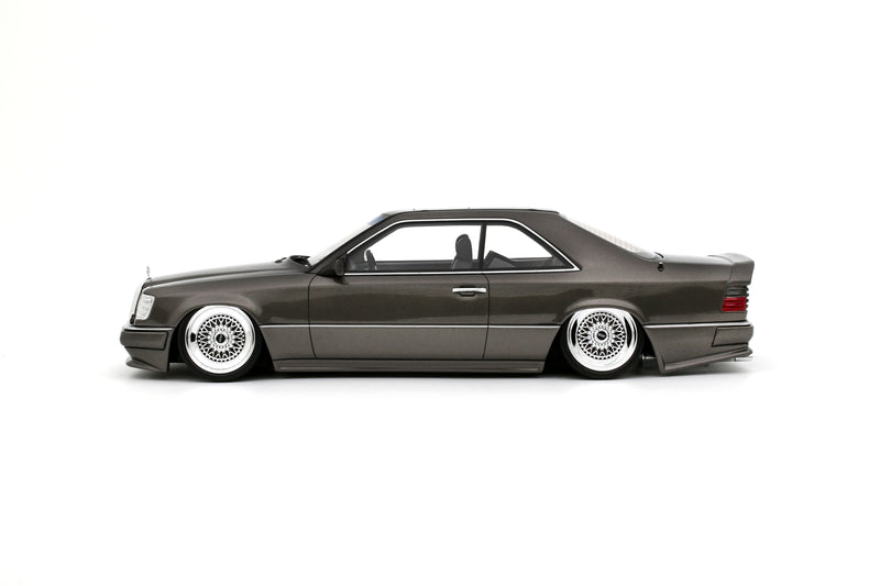 Laad de afbeelding in de Gallery-viewer, MERCEDES-BENZ C124 AMG "STANCE" ANTRACIETGRIJS 2022 OTTOmobile 1:18
