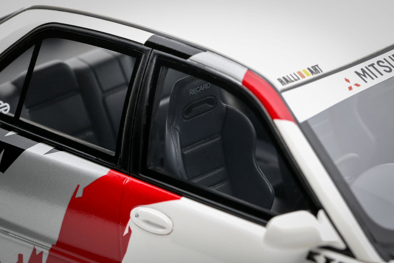 Laad de afbeelding in de Gallery-viewer, MITSUBISHI LANCER EVO III SCOTIA WIT W83 1995 OTTOmobile 1:18

