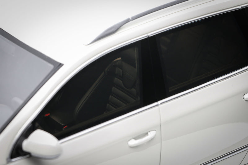 Laad de afbeelding in de Gallery-viewer, VOLKSWAGEN PASSAT (B6) R36 VARIANT WIT 2008 OTTOmobile 1:18
