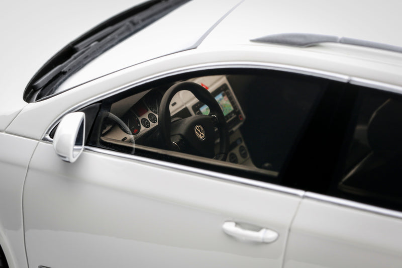 Laad de afbeelding in de Gallery-viewer, VOLKSWAGEN PASSAT (B6) R36 VARIANT WIT 2008 OTTOmobile 1:18
