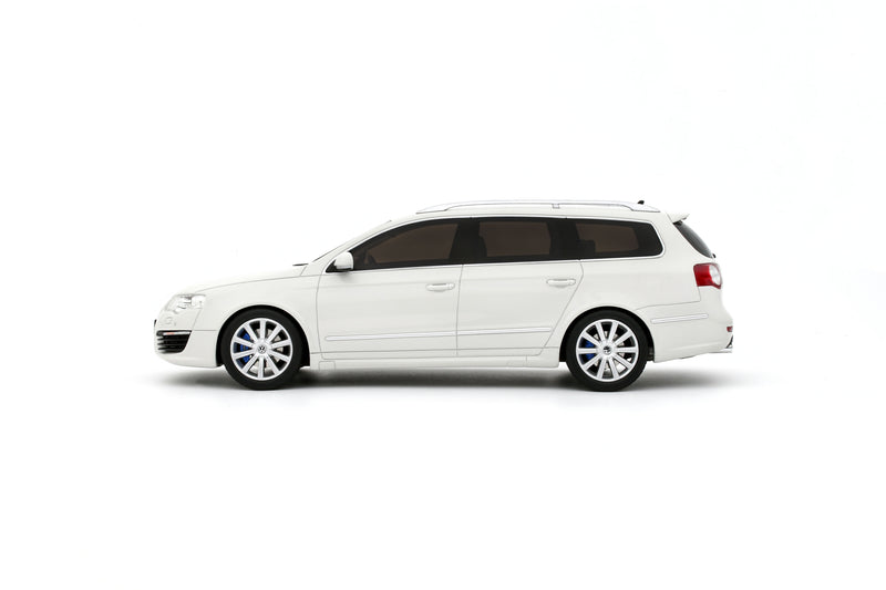 Laad de afbeelding in de Gallery-viewer, VOLKSWAGEN PASSAT (B6) R36 VARIANT WIT 2008 OTTOmobile 1:18
