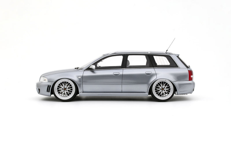 Chargez l'image dans la visionneuse de la galerie, AUDI RS 4 (B5) AVANT "STANCED" AVUS ARGENTÉ 2025 OTTOmobile 1:18
