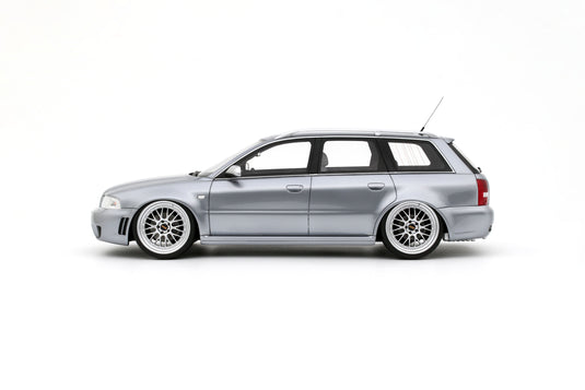 AUDI RS 4 (B5) AVANT "STANCED" AVUS ARGENTÉ 2025 OTTOmobile 1:18