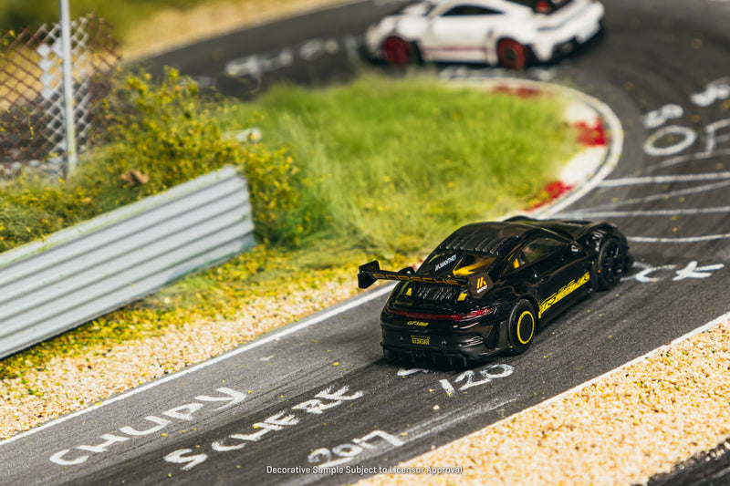 Laad de afbeelding in de Gallery-viewer, PORSCHE GT3RS 992-1 ZWART/GEEL 2026 TARMAC WORKS 1:64
