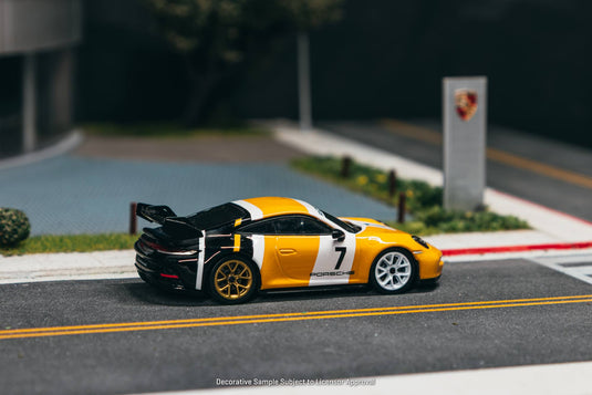 PORSCHE 911 (992) BLACK & YELLOW GT3 2022 TARMAC WORKS 1:64