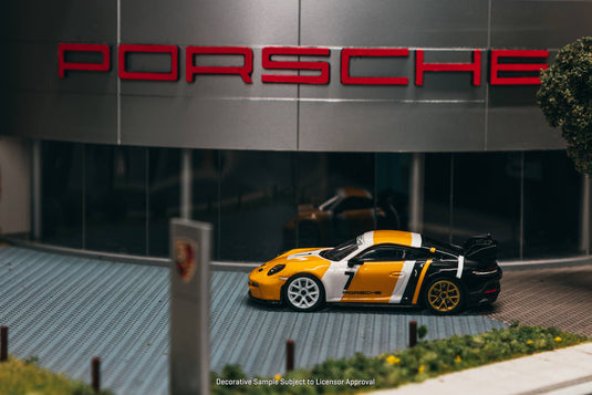 PORSCHE 911 (992) BLACK & YELLOW GT3 2022 TARMAC WORKS 1:64