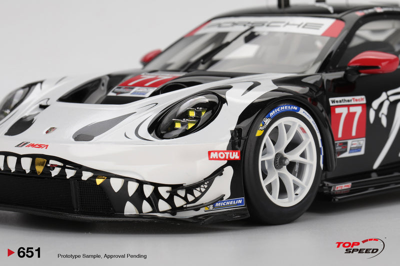 Laad de afbeelding in de Gallery-viewer, Porsche 911 (992) GT3 R #77 GTD PRO AO RACING PETIT LE MANS 2025 TOP SPEED 1:18
